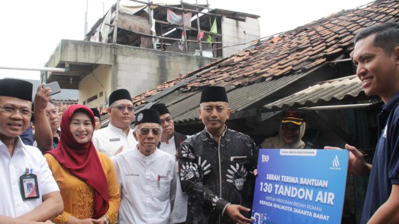 Wali Kota Jakarta Barat Yani Wahyu Purwoko menerima bantuan 130 tandon dari PAM Jaya di kawasan Kalideres, Jakarta Barat, Jumat (24/2/2023). ANTARA/HO-Pemerintah Kota Jakarta Barat