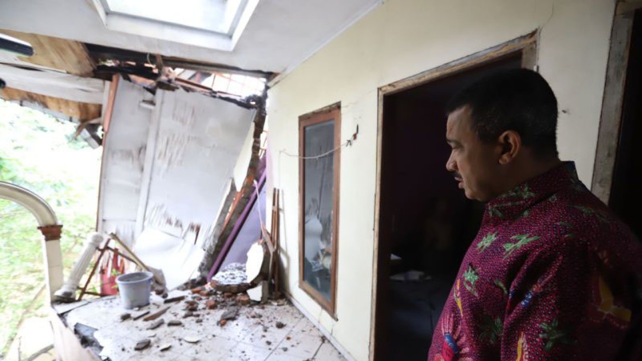 Wali Kota Administrasi Jakarta Timur Muhammad Anwar saat meninjau bangunan asrama biarawati yang longsor akibat gerusan Kali Ciliwung di Kelurahan Bidara Cina, Kecamatan Jatinegara, Jakarta Timur, Selasa (28/2/2023). ANTARA/HO-Kominfotik Jakarta Timur