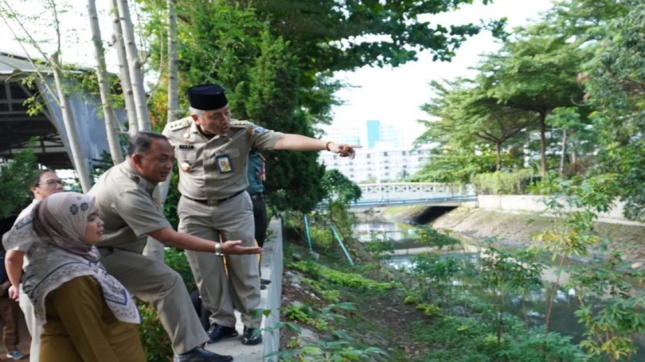 Wali Kota Jakarta Barat (paling kanan) beserta jajarannya memantau saluran air di RW 11 dan 12 di kawasan Semanan, Kalideres, Jakarta Barat, Selasa (21/2/2023). ANTARA/Ho- Pemkot Jakarta Barat