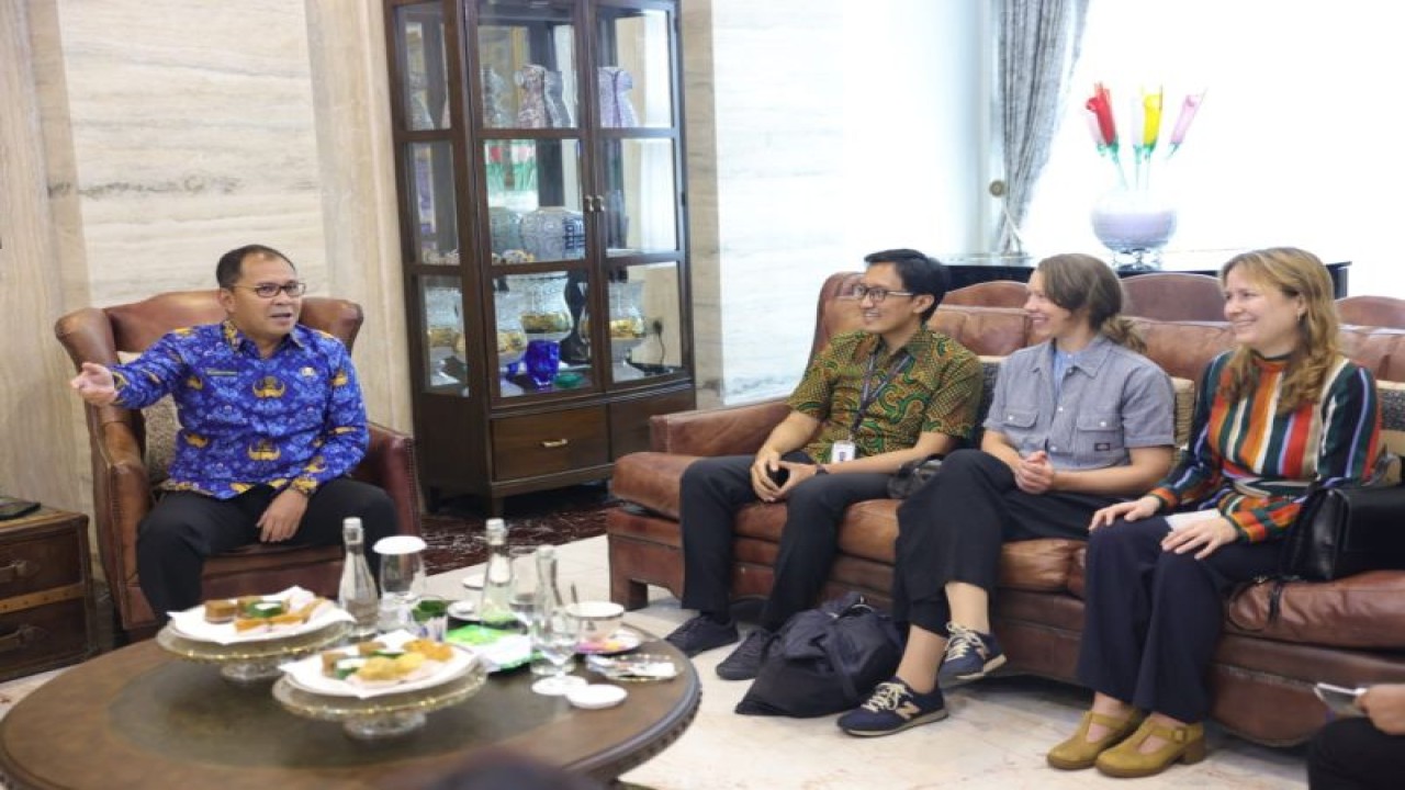 Wali Kota Makassar Moh Ramdhan Pomanto saat bertemu dengan pihak Save the Children Indonesia dan Save the Children Swedia membicarakan terkait limbah elektronik di Makassar, Jumat (17/02/2023). ANTARA Foto/HO-Humas Pemkot Makassar