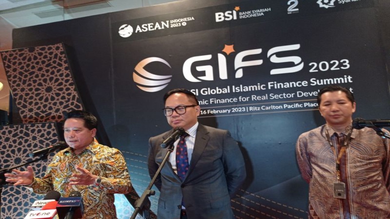 Wakil Menteri Badan Usaha Milik Negara (BUMN) Kartika Wirjoatmodjo (tengah) dalam Global Islamic Finance Summit (GIFS) 2023 di Ritz Karlton, Jakarta, Rabu (15/2/2023). (ANTARA/Sanya Dinda)