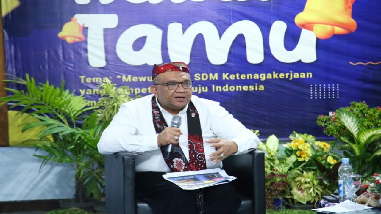 Wakil Menteri Ketenagakerjaan (Wamenaker) Afriansyah Noor dalam Dialog Ketenagakerjaan yang digelar bersama Kamar Dagang dan Industri Indonesia (KADIN) dan Himpunan Pengusaha Muda Indonesia (HIPMI) di Kabupaten Bangkalan, Madura, Jawa Timur, Kamis (9/3/2023). (ANTARA/HO-Kemnaker)