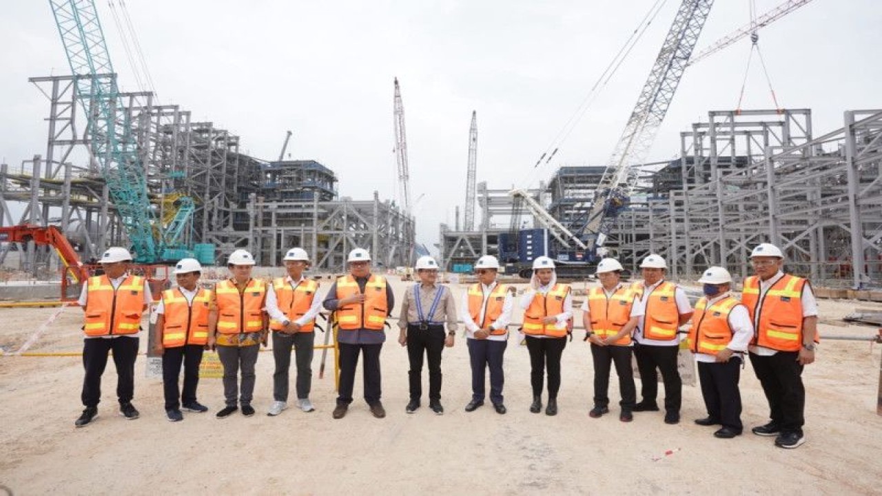 Menteri Koordinator Bidang Perekonomian (Menko) Airlangga Hartarto bersama Wakil Menteri Perdagangan (Wamendag) Jerry Sambuaga, Menteri Perindustrian Agus Gumiwang Kartasasmita dan Presiden Direktur PTFI Tony Wenas di PT Freeport Indonesia (PTFI), Kawasan Ekonomi Khusus (KEK) Java Integrated Industrial and Ports Estate (JIIPE) Gresik, Jawa Timur, Kamis (2/2/2023). (ANTARA/Ho/Kementerian Perdagangan)