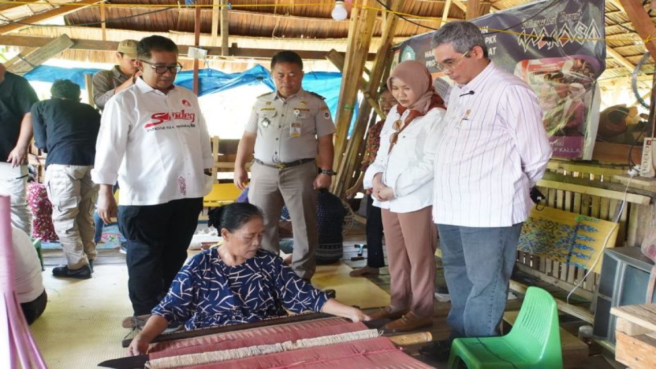 Wakil Menteri Pertanian Harvick Husnul Qolbu (kanan) bersama Penjabat Gubernur Sulbar Akmal Malik (kiri) dan Kepala Karantina Pertanian Mamuju Agus Karyono (kedua dari kiri), saat menyaksikan proses pembuatan kain tenun Sekomandi di Mamuju, Rabu (1/2). (ANTARA/HO/Diskominfo Sulbar)