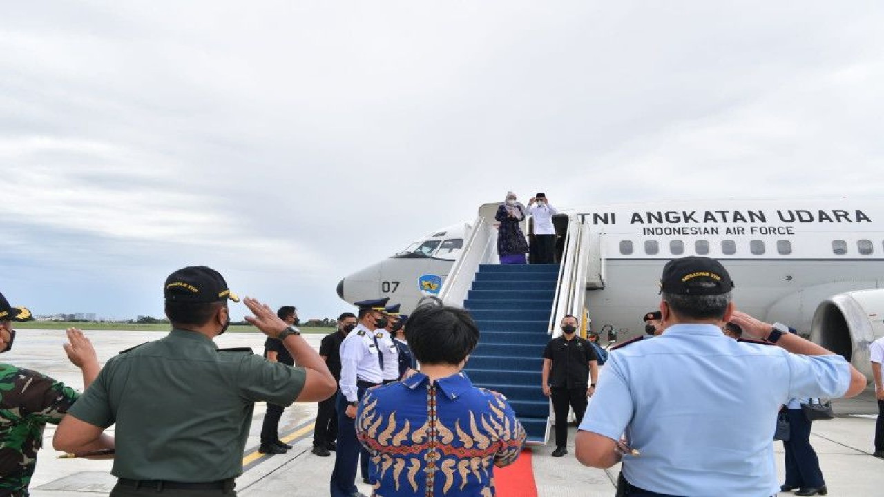 Wakil Presiden Ma'ruf Amin berangkat menuju provinsi Nusa Tenggara Barat dari Pangkalan Udara TNI AU Halim Perdanakusumah Jakarta pada Kamis (9/2/2023) untuk Balai Latihan Kerja (BLK) Komunitas 2023. (ANTARA/BPMI Setwapres)