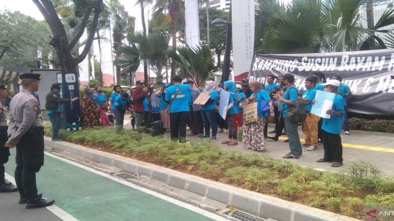Sejumlah perwakilan warga Kampung Bayam berunjuk rasa menuntut kepastian soal hunian di depan Balai Kota Jakarta, Senin (20/2/2023). ANTARA/Dewa Ketut Sudiarta Wiguna
