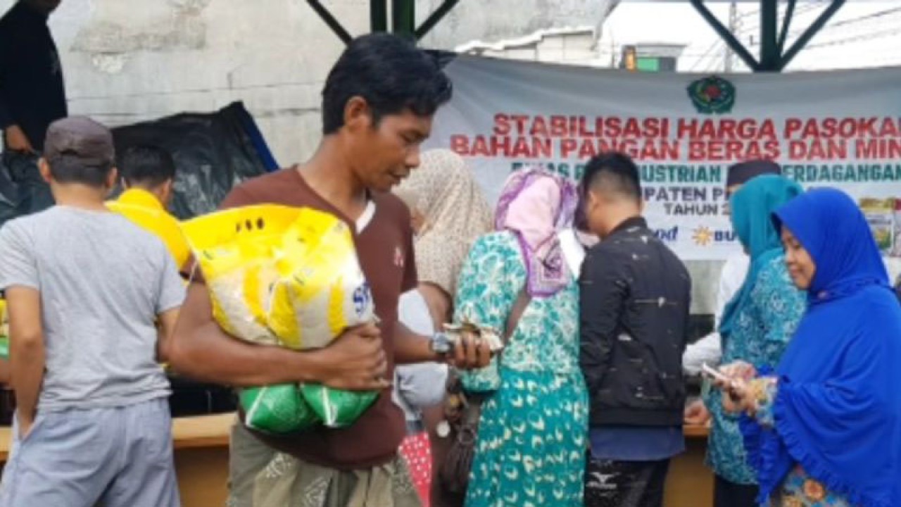 Operasi pasar murah di Kabupaten Pamekasan, Madura, Jawa Timur, Senin (20/2/2023). (FOTO ANTARA/HO-Disperindag Pamekasan)