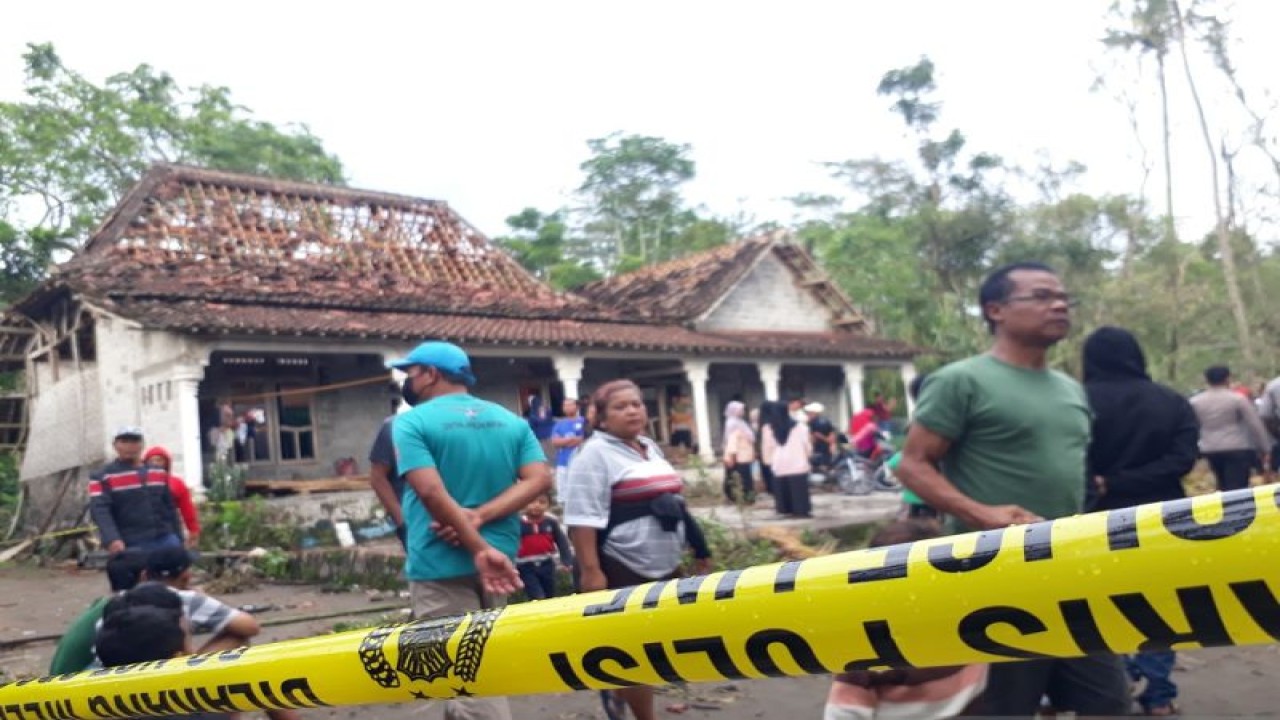 Warga melihat kondisi bangunan yang rusak akibat ledakan bubuk mesiu untuk bahan baku petasan di Blitar, Jawa Timur, Senin (20/2/2023). ANTARA/ Asmaul