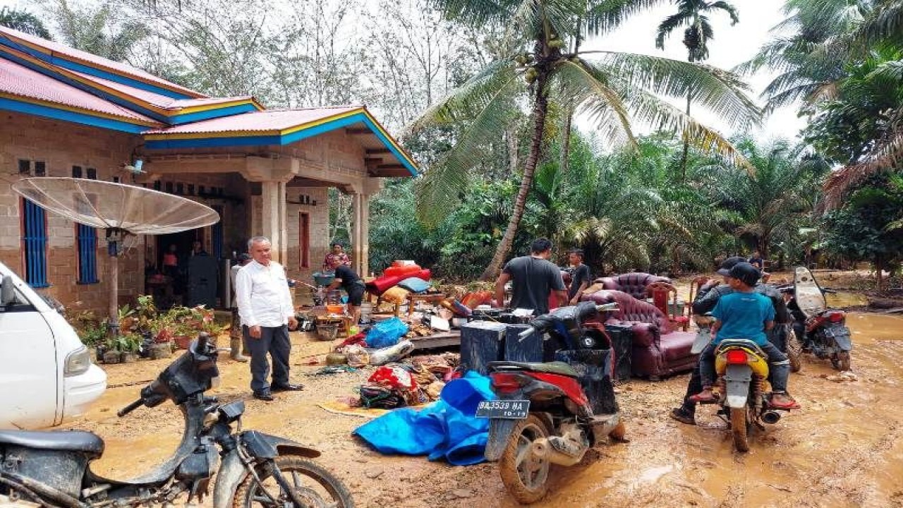 Warga Unit Permukiman Transmigrasi Dusun Tangah, Kec. Sangir Batanghari, Kab. Solok Selatan, Sumatera Barat membersihkan peralatan rumah tangga yang terdampak banjir. ANTARA/HO-Wali Nagari Dusun Tangah