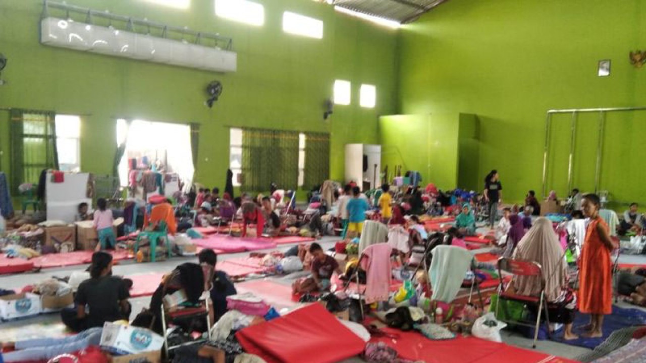 Arsip Foto. Warga mengungsi di balai desa saat banjir melanda wilayah Desa Jati Wetan, Kecamatan Jati, Kabupaten Kudus, Provinsi Jawa Tengah, pada awal Januari 2023. (ANTARA/Akhmad Nazaruddin Lathif)