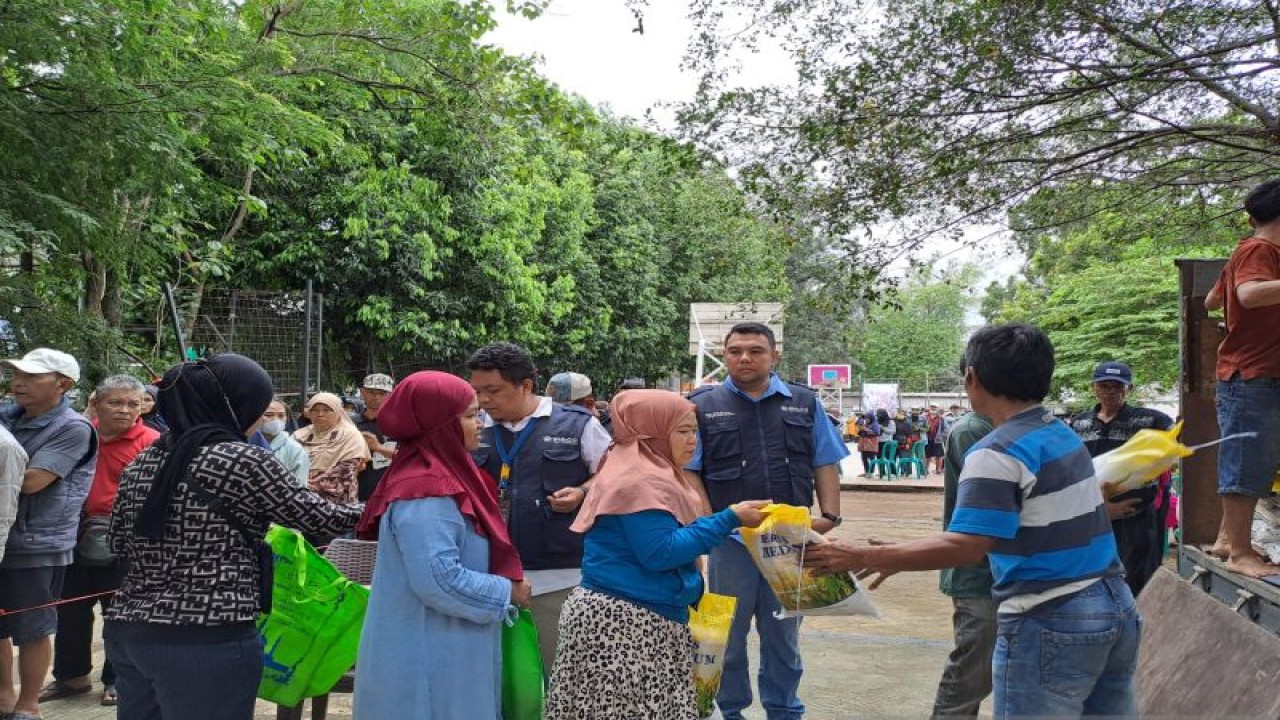 Warga rela mengantre panjang demi mendapatkan beras murah dalam Operasi Pasar Beras Medium, di Lapangan Gasmin, Antapani, Kota Bandung, Jawa Barat, Rabu (22/2/2023). Operasi Pasar Beras Medium ini diselenggarakan dalam rangka Stabilisasi Pasokan dan Harga Pangan (SPHP) untuk mendukung Gerakan Nasional Pengendalian Inflasi Ringan (GNPIP) oleh Perum Bulog. ANTARA/Shafira Az.