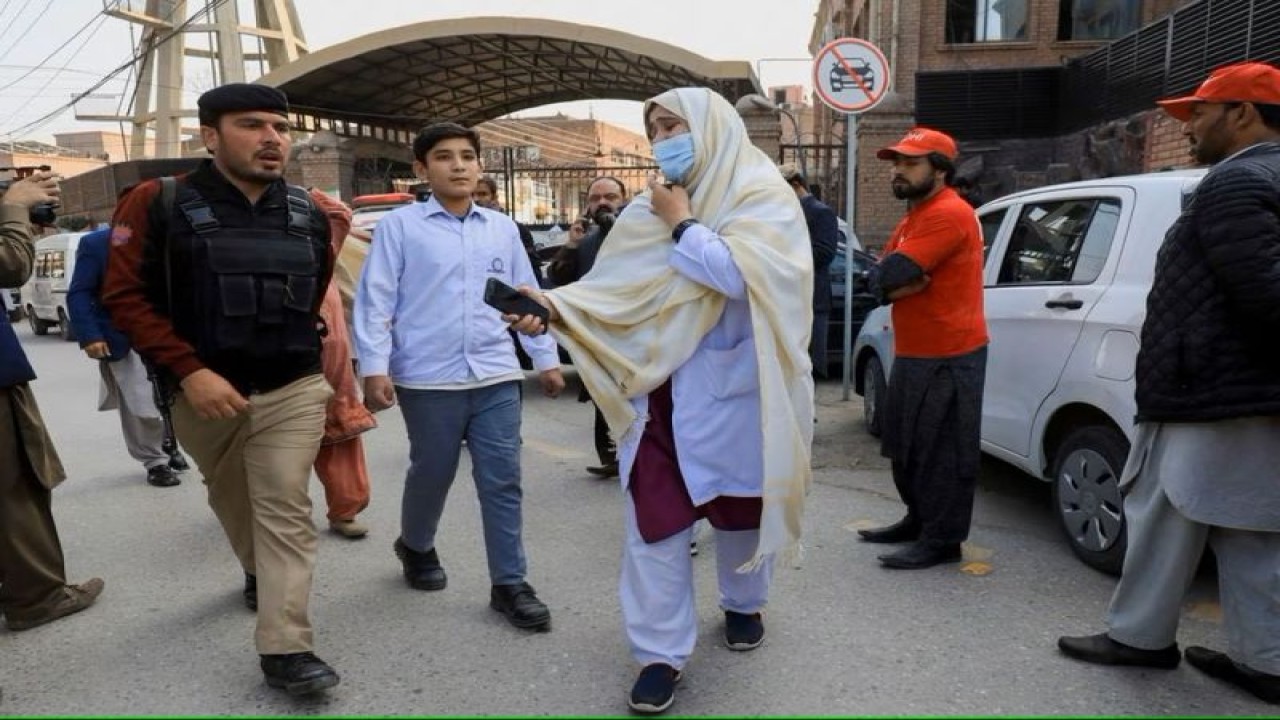Seorang wanita mencari kerabatnya, setelah ledakan bunuh diri terjadi di sebuah masjid di Peshawar, Pakistan, 30 Januari 2023. (ANTARA/REUTERS/Fayaz Aziz/as)