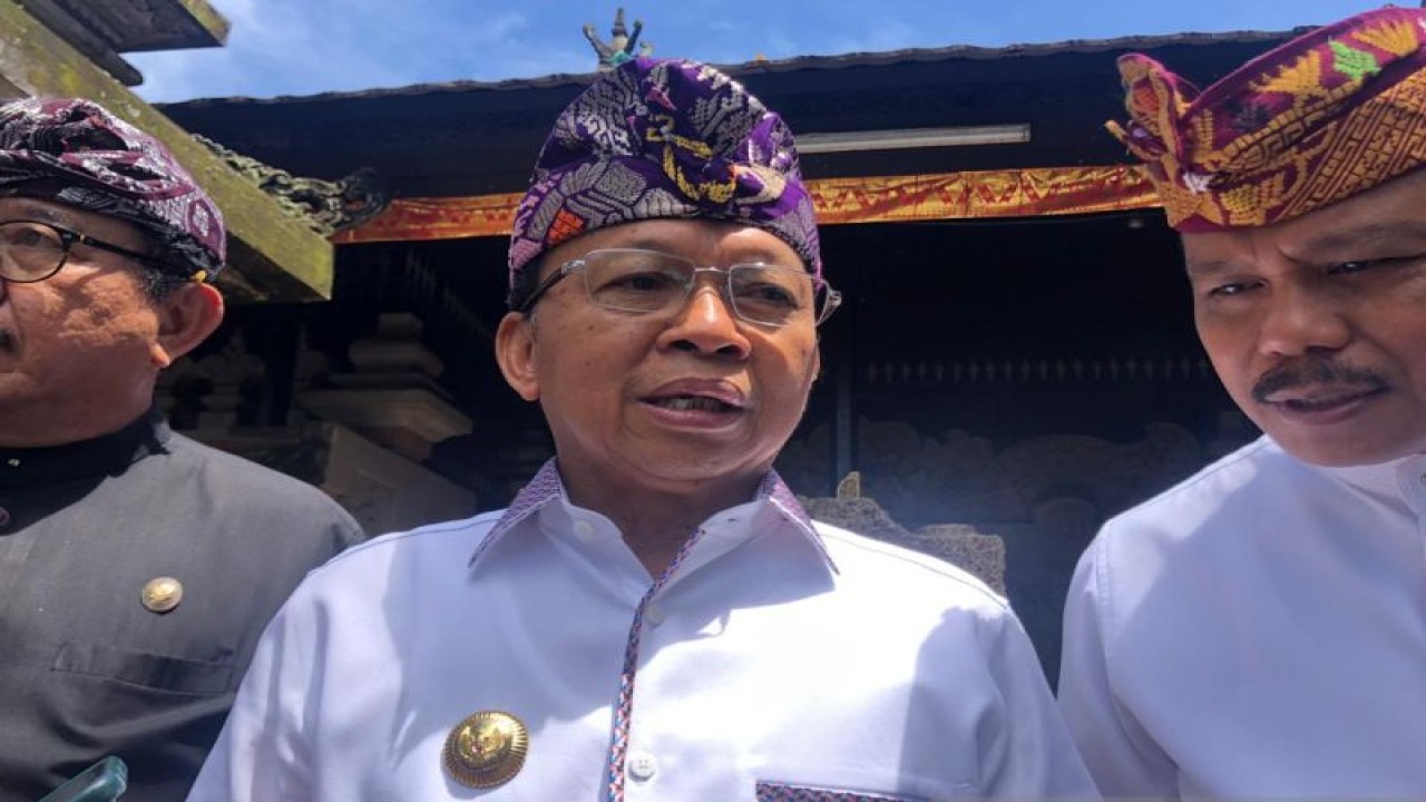 Gubernur Bali Wayan Koster menjelaskan rencana pengkajian aturan pendakian gunung di Denpasar, Bali, Rabu (1/2/2023). (ANTARA/Ni Putu Putri Muliantari)