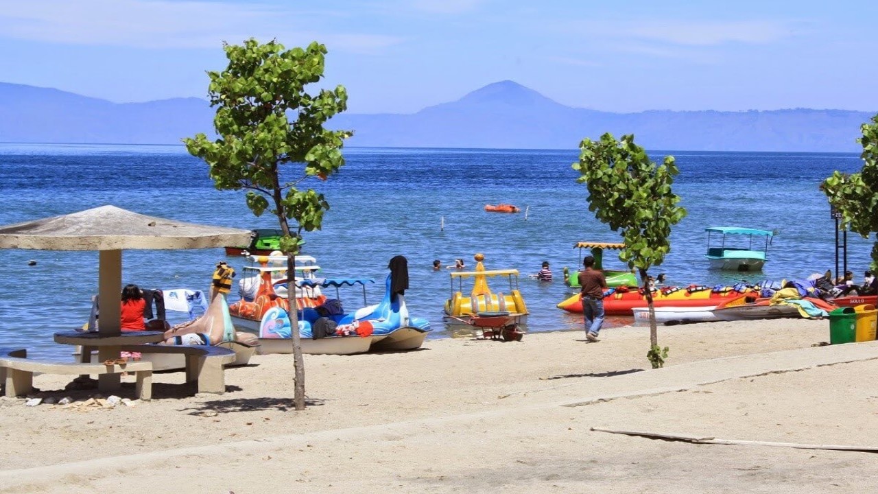 Berwisata ke Pulau Samosir