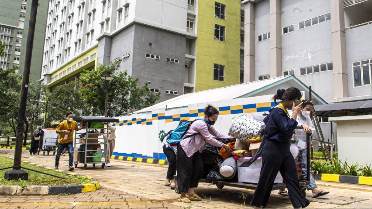 Petugas kesehatan Rumah Sakit Darurat COVID-19 (RSDC) Wisma Atlet Kemayoran membawa barang miliknya saat akan meninggalkan rumah sakit tersebut di Jakarta, Sabtu (31/12/2022). Operasional RSDC Wisma Atlet Kemayoran resmi diberhentikan secara bertahap karena tidak adanya pasien yang dirawat mulai Sabtu (31/12) namun gedung tower 6 masih beroperasi. ANTARA FOTO/Muhammad Adimaja/aww.