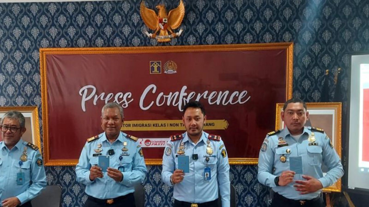 Dari kiri : Ujo Sujoto (Kadiv Imigrasi) Tejo Harwanto (Kakanwil Banten) Rakha Sukma Purnama (Kakanim Tangerang) dan Oni Armadya (Kasi Inteldakim) saat menunjukan bukti identitas empat WNA yang diamankan karena mengganggu ketertiban umum. (ANTARA/HO)