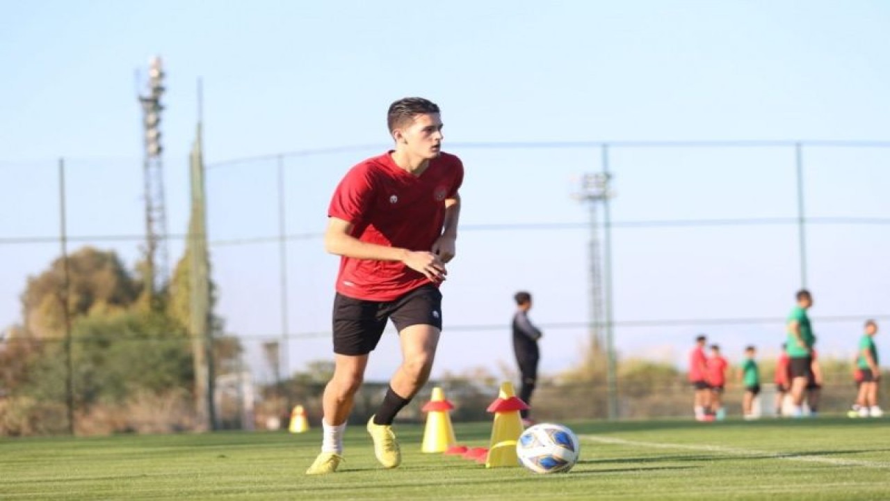 Calon pemain naturalisasi Justin Hubner saat berlatih bersama tim nasional U-20 Indonesia di Turki, Kamis (10/11/2022). (ANTARA/HO-PSSI)