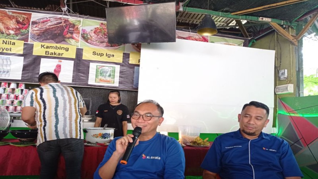 Direktur & Chief Technology Officer XL Axiata I Gede Darmayusa (kiri) usai Site Visit ke BTS XL Axiata di Entikong, Sanggau, Kalimantan Barat, Kamis (10/2/2023). ANTARA/Sanya Dinda