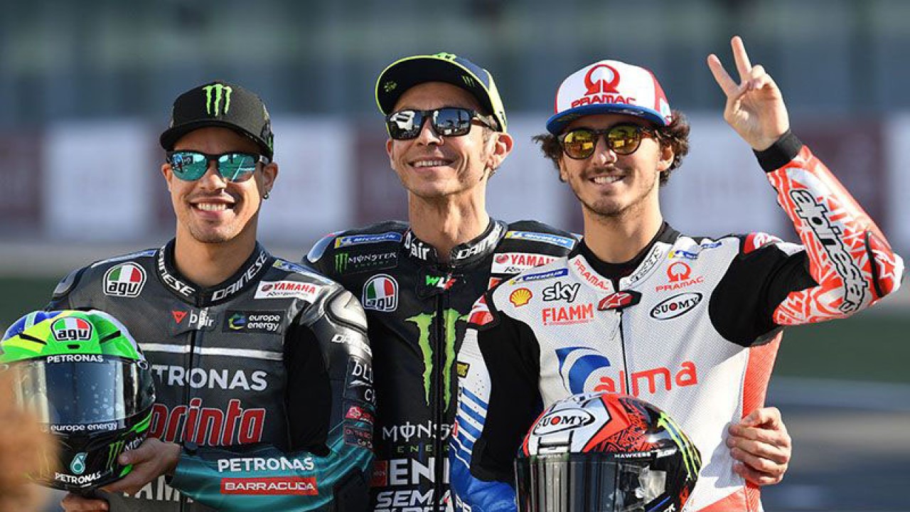 Dari kiri ke kanan - Pebalap Petronas Yamaha SRT Franco Morbidelli, Yamaha MotoGP Valentino Rossi dan Alma Pramac Racing Francesco Bagnaia berpose di Doha, Qatar (7/3/2019). ANTARA/AFP/Giuseppe Cacace/aa. (AFP/GIUSEPPE CACACE)