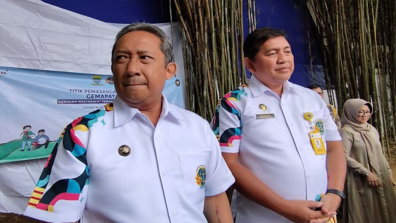 Wali Kota Bandung Yana Mulyana bersama Kepala Kantor Pertanahan Kota Bandung Nugraha. (ANTARA/Bagus Ahmad Rizaldi)