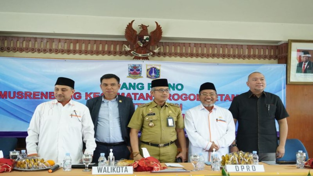 Wali kota Jakarta Barat, Yani Wahyu Purwoko meresmikan kegiatan musyawarah perencanaan pembangunan (musrenbang) di Kecamatan Grogol Petamburan, Jakarta Barat, Senin (13/2/2023). ANTARA/ HO - Pemkot Jakarta Barat