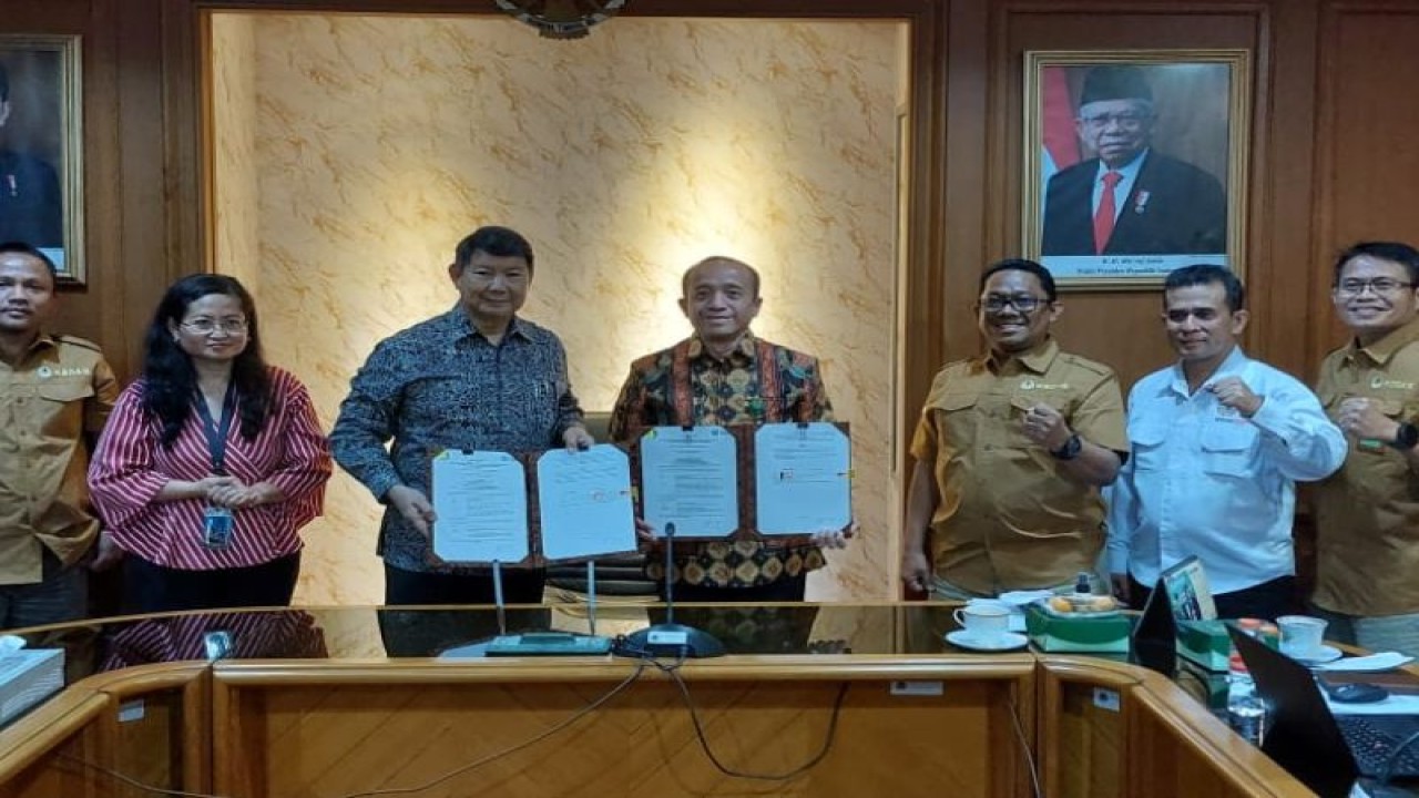 Kementerian Lingkungan Hidup dan Kehutanan bersama Yayasan Arsari Djojohadikusumo (YAD) memperlihatkan nota kesepahaman kolaborasi untuk melestarikan keanekaragaman hayati di Gedung Manggala Wanabakti, Jakarta, Kamis (2/2/2023). (ANTARA/HO-Kementerian LHK)