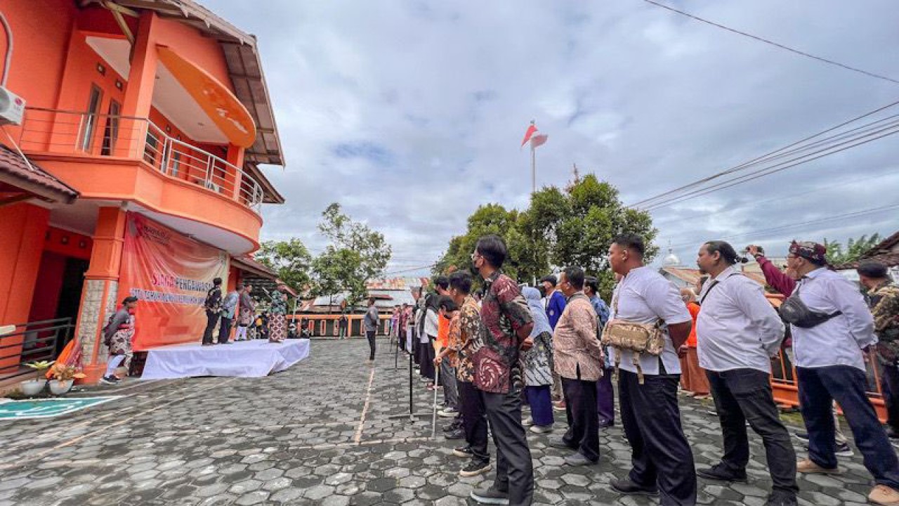 Apel siaga yang digelar Badan Pengawas Pemilu Kota Yogyakarta di Yogyakarta, Selasa (14/2/2023) untuk memastikan kesiapan seluruh jajaran lembaga tersebut untuk melakukan pengawasan tahapan Pemilu 2024 yang akan digelar tepat satu tahun lagi. (ANTARA/Eka AR)