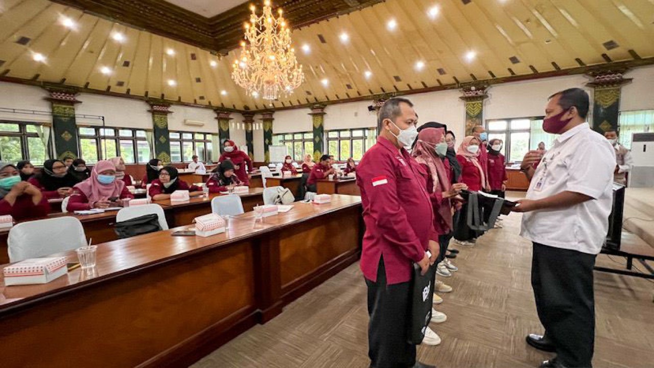 Sembilan pendamping program keluarga harapan (PKH) dari Kota Yogyakarta yang pindah tugas ke luar kota menyesuaikan asal daerah berdasarkan kartu tanda penduduk (KTP), Rabu (15/2/2023). (ANTARA/Eka AR)