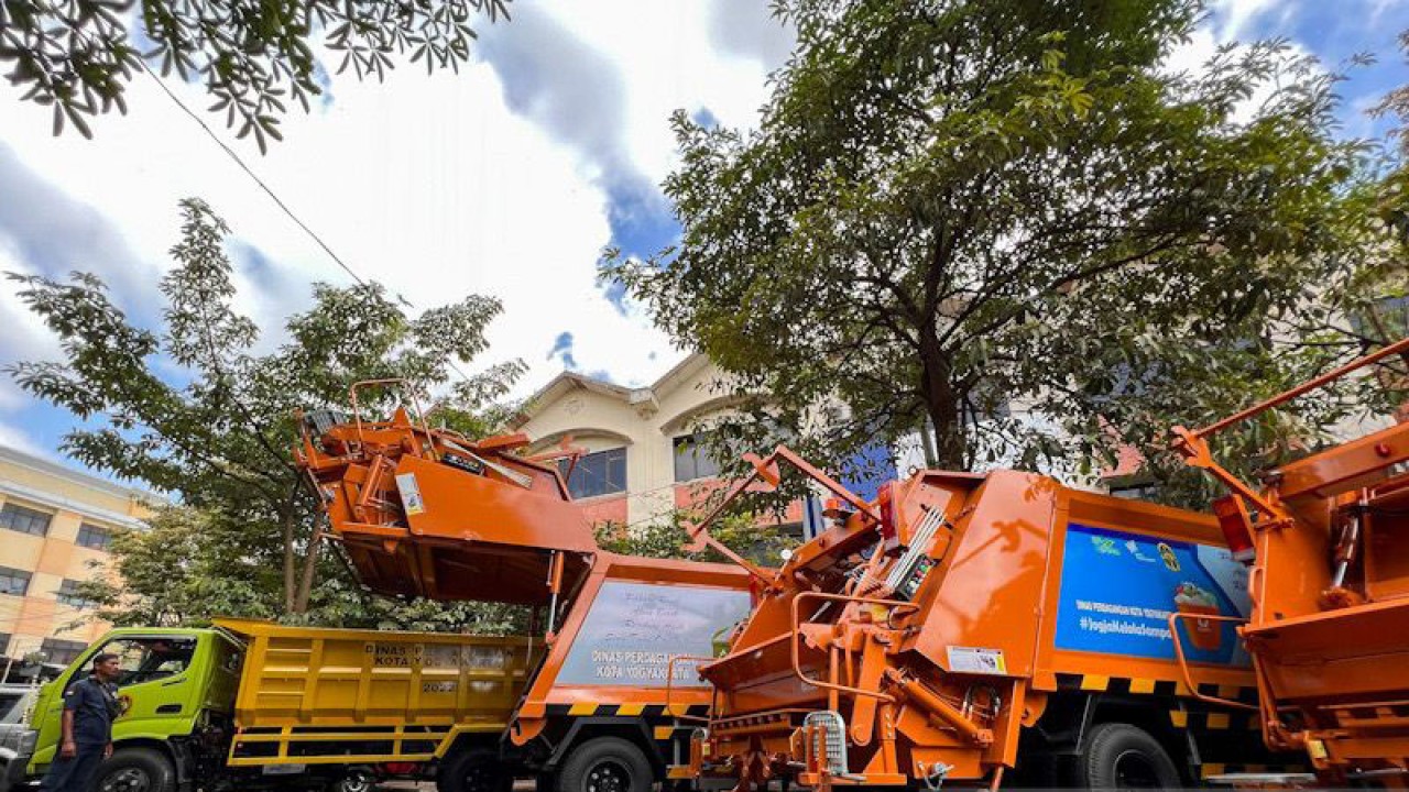 Sejumlah armada pengangkut sampah baru untuk mendukung gerakan nol sampah anorganik pada 2023, khususnya untuk mengangkut sampah dari pasar tradisional di Yogyakarta, Kamis (15/12/2022). (ANTARA/Eka AR)