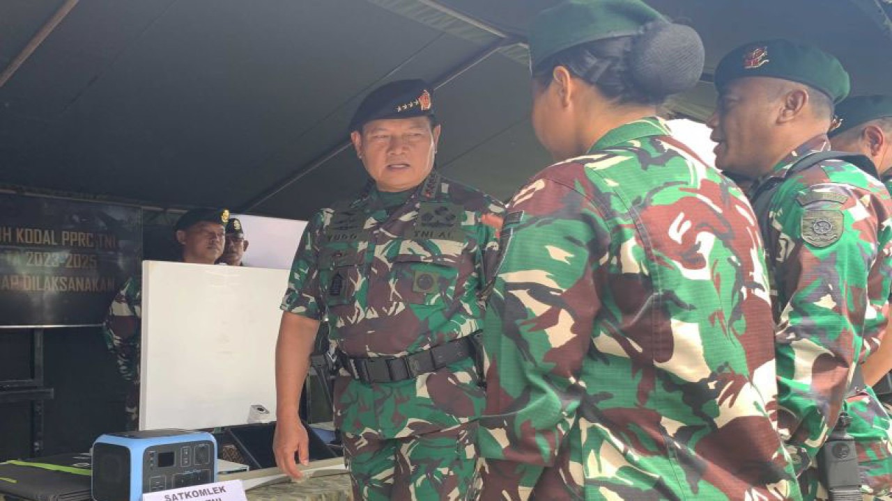 Panglima TNI Laksamana Yudo Margono (kiri) saat meninjau alutsista usai memimpin upacara alih komando dan pengendalian Pasukan Pemukul Reaksi Cepat TNI di Kabupaten Malang, Jawa Timur, Senin (6/2/2023). (ANTARA/Vicki Febrianto)
