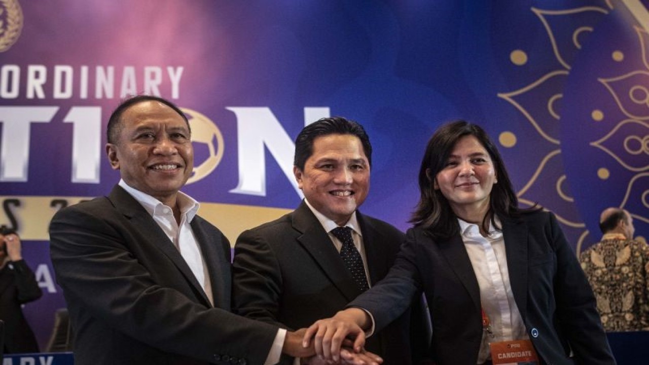 Ketua Umum PSSI terpilih Erick Thohir (tengah), Wakil Ketua Umum PSSI terpilih Zainudin Amali (kiri) dan Ratu Tisha (kanan) bertumpu tangan bersama usai menyampaikan pidato dalam Kongres Luar Biasa Persatuan Sepak Bola Seluruh Indonesia (KLB PSSI) 2023 di Jakarta, Kamis (16/2/2023). Dalam kongres tersebut Erick Thohir resmi terpilih sebagai Ketua Umum PSSI, sementara Zainudin Amali dan Ratu Tisha terpilih sebagai Wakil Ketua Umum PSSI untuk kepengurusan PSSI periode 2023-2027. ANTARA FOTO/Aprillio Akbar/hp.
