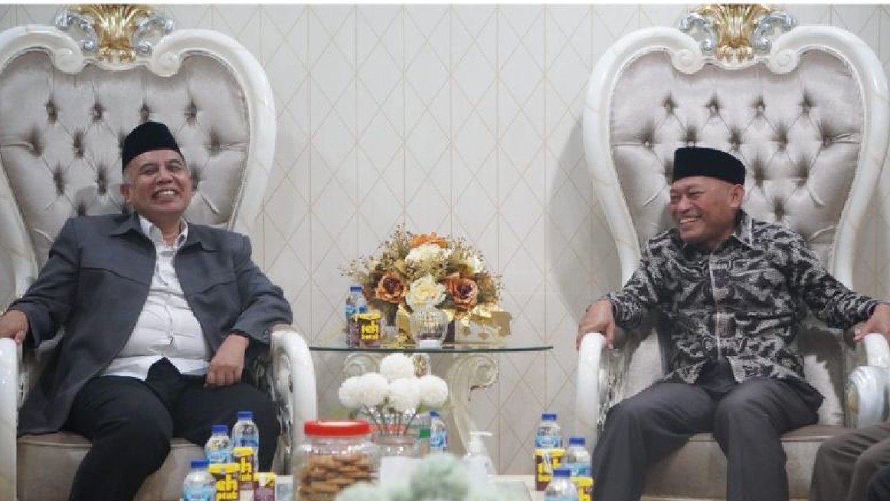 Kepala Kemenag Sulut Sarbin Sehe menerima kunjungan Ketua PW Muhammadiyah Sulut Nasaruddin Yusuf di Manado, Kamis (16/2/2023). ANTARA/Nancy L. Tigauw
