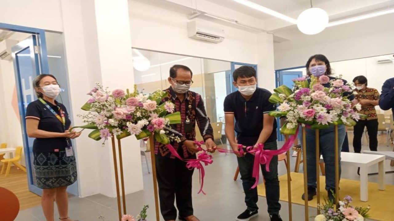 Kepala Dinas Pendidikan Kota Mataram Yusuf Zain (kiri) bersama Erditya Arfah Regional Director EF (English First) Kids & Teens Indonesia (kanan) menggunting pita sebagai tanda peresmian fasilitas baru bernama EF Chef Station, Kamis (2/2-2023) di Mataram, Provinsi Nusa Tenggara Barat. ANTARA/Nirkomala