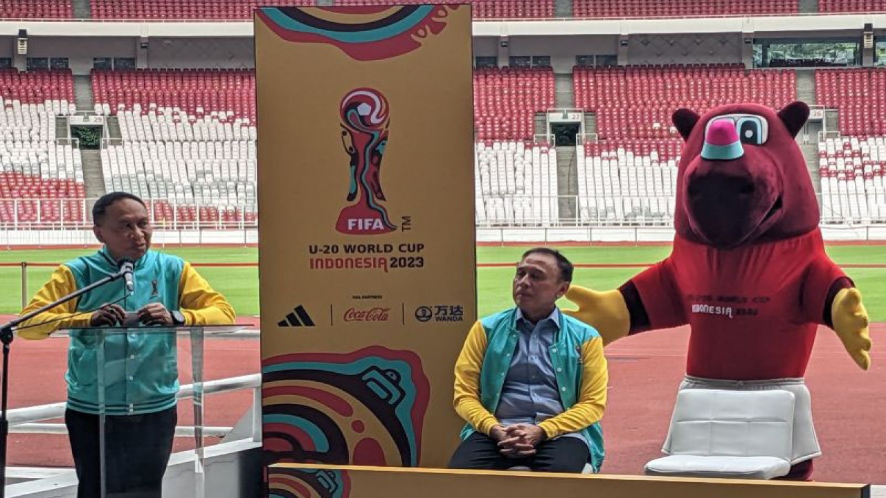 Menteri Pemuda dan Olahraga (Menpora) Zainudin Amali (kiri) memberikan sambutan dalam acara 100 Hari Menuju Piala Dunia U-20 2023, disaksikan Ketua Umum PSSI Mochamad Iriawan (kanan) di Stadion Utama Gelora Bung Karno, Jakarta, Kamis (9/2/2023). (ANTARA/Michael Siahaan)