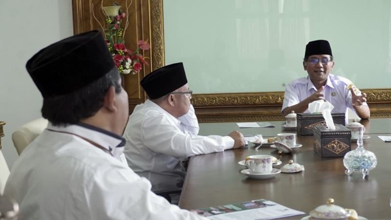 Bupati Boyolali M Said Hidayat (kanan) bersama Ketua Baznas Kabupaten Boyolali Jamal Yazid (tengah) saat melakukan dialog pengelolaan zakat di Kantor Bupati Boyolali, Rabu (15/2/2023). ANTARA/Bambang Dwi Marwoto.
