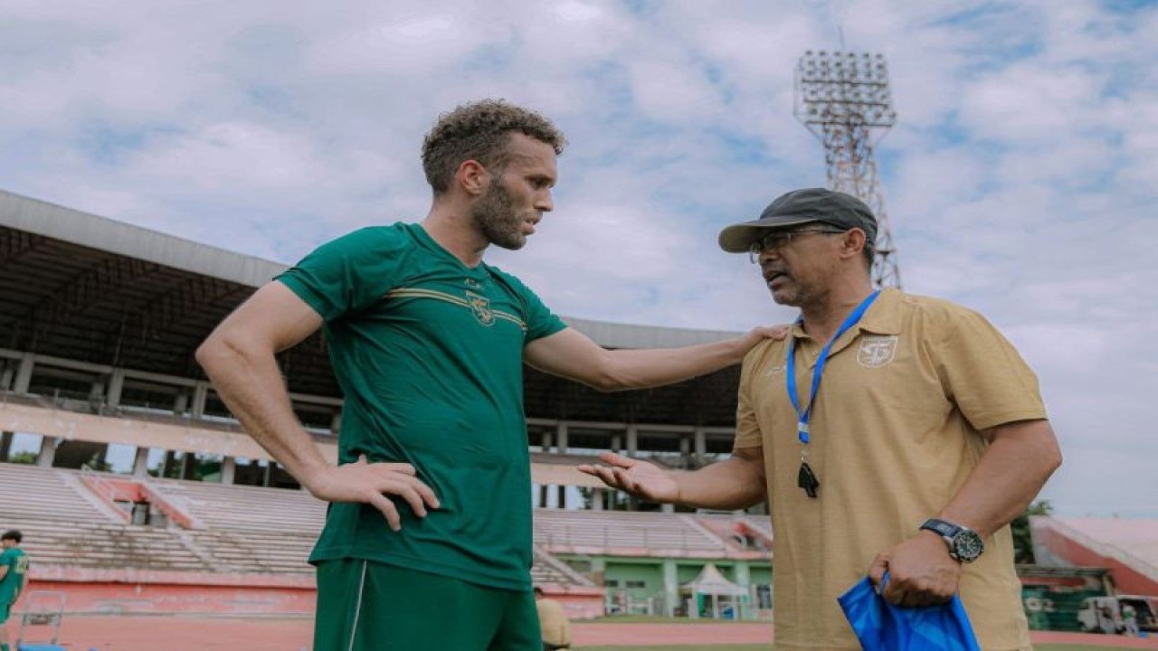 Arsip - Pelatih Persebaya Surabaya Aji Santoso (kanan) berbincang dengan Ze Valente (kiri) saat latihan di Stadion Gelora Delta Sidoarjo, Jumat (6/1/2023). (ANTARA/HO-Official Persebaya)