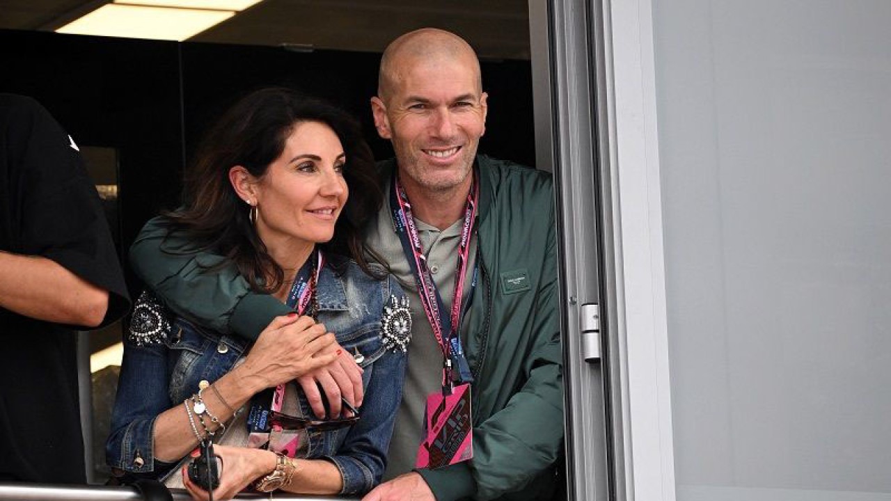 Mantan pelatih Real Madrid Zinedine Zidane (kanan) bersama istrinya Veronique Fernandez saat menyaksikan balapan Formula One Grand Prix Monako dari sebuah balkon di sekitar Sirkuit Jalanan Monte Carlo, Monako, Minggu (29/5/2022). (ANTARA/REUTERS/Christian Bruna)