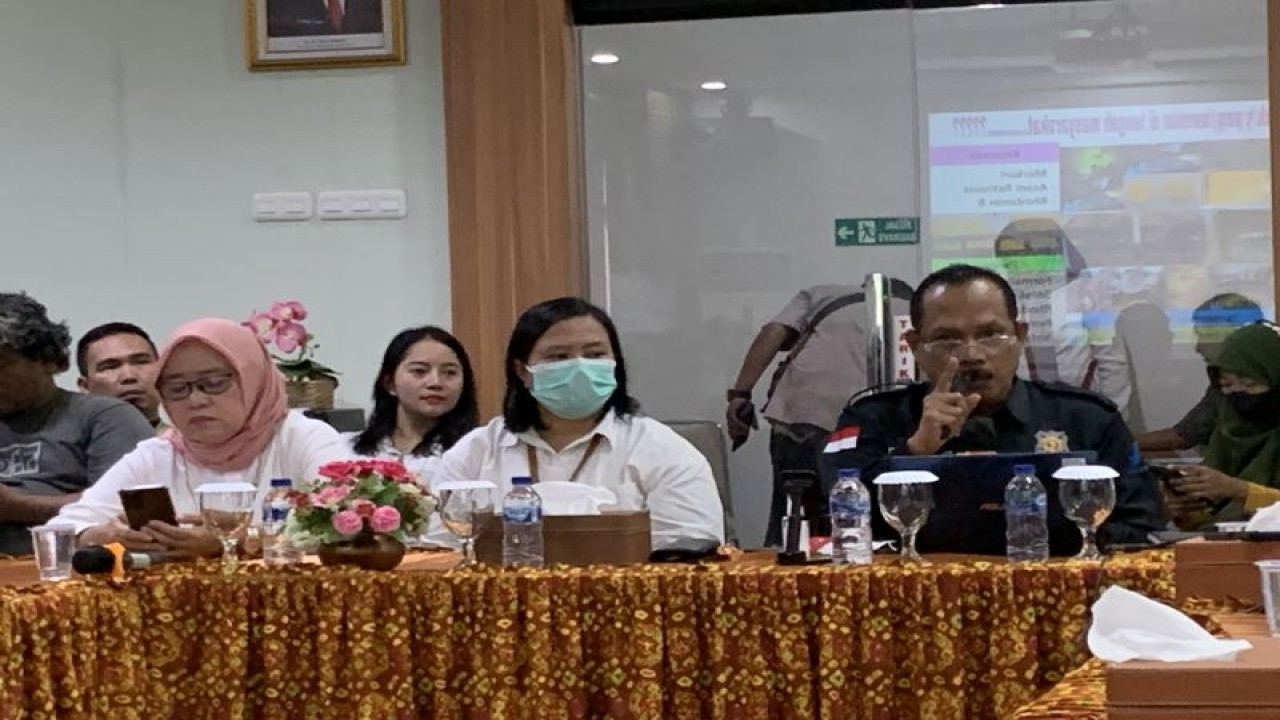 Kepala BPOM Kota Palembang Zulkifli (kanan) saat konfrensi pers di Palembang, Jumat. (ANTARA/Ahmad Rafli Baiduri)