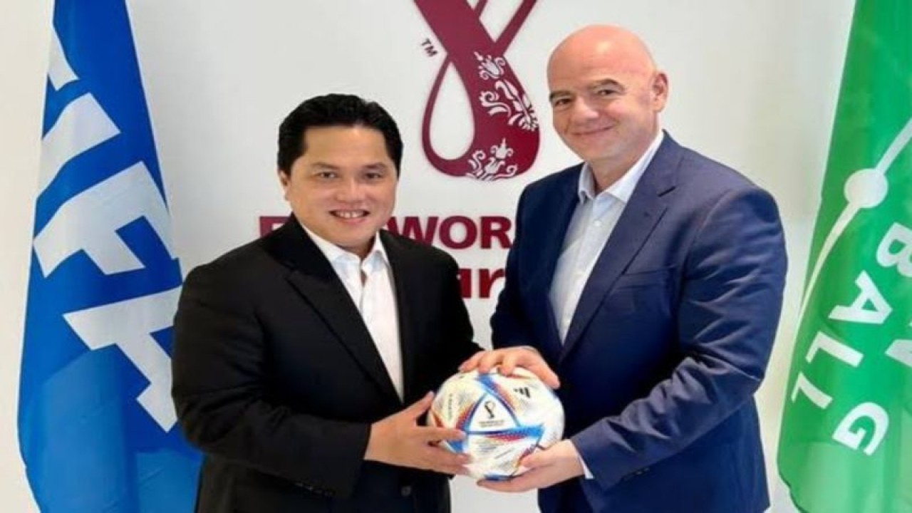 Menteri Badan Usaha Milik Negara (BUMN) Erick Thohir (kiri) bertemu dengan Presiden FIFA Gianni Infantino di Doha, Qatar, Rabu (5/10/2022). (ANTARA/HO-Kementerian BUMN)