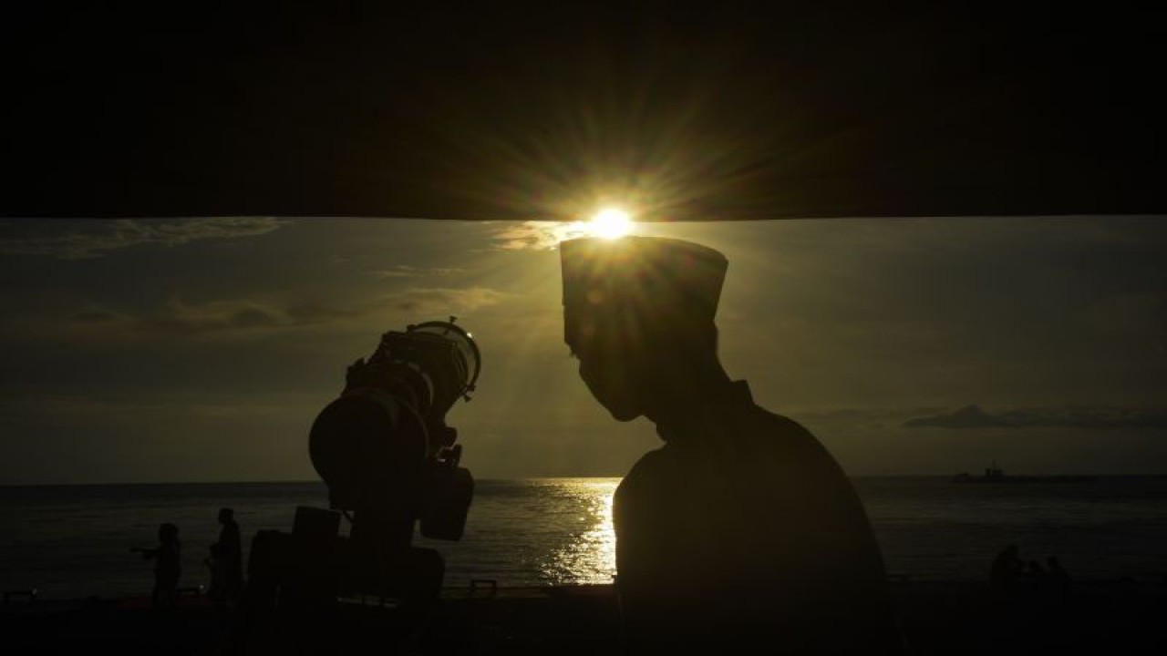 Petugas rukyat meneropong posisi hilal guna menentukan 1 Ramadhan 1444 H di Pos Observasi Taman Wisata Pantai Loang Baloq, Mataram, NTB, Rabu (22/3/2023). Hasil pemantauan hilal terlihat pada pukul 18.45 WITA dengan ketinggian 7,48 derajat. ANTARA FOTO/Ahmad Subaidi/tom.