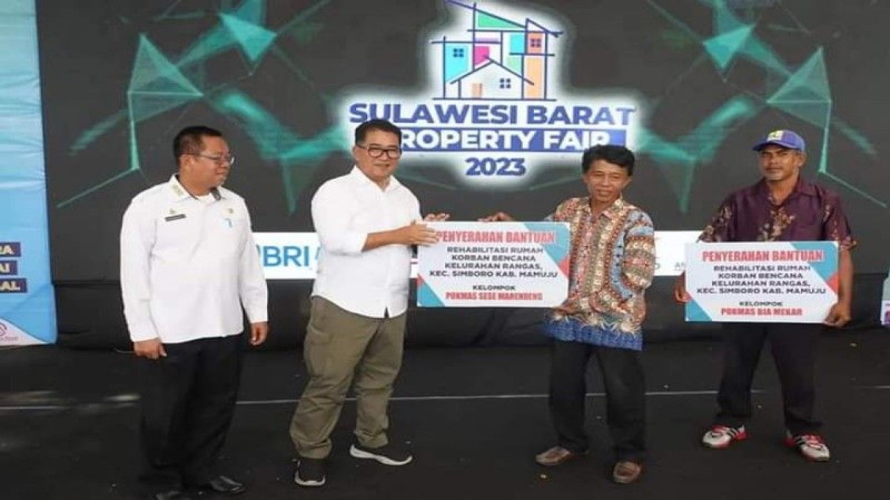 Penjabat Gubernur Sulbar, Akmal Malik mengatakan, 10,23 persen atau sekitar  31,917 dari sekitar lebih 1,5 juta penduduk Sulbar belum memiliki rumah, pada acara property di Mamuju, Rabu (08/3/2023) ANTARA Foto/M Faisal Hanapi