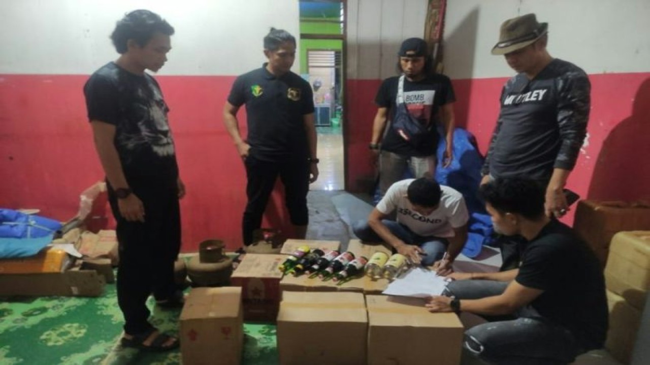 108 botol minuman keras yang disita Polres Bombana (ANTARA/HO-Polres Bombana)