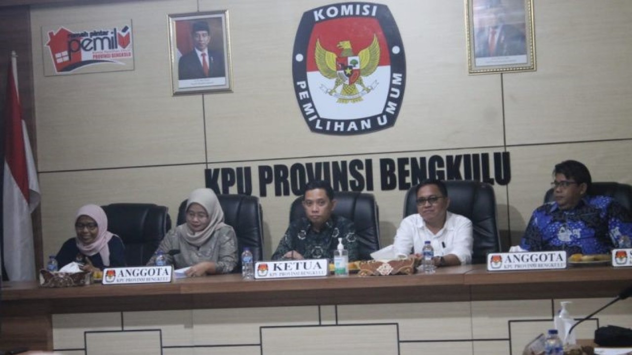 Ketua dan anggota KPU Provinsi Bengkulu saat mengumumkan hasil verifikasi administrasi DPD RI. ANTARA/Anggi Mayasari