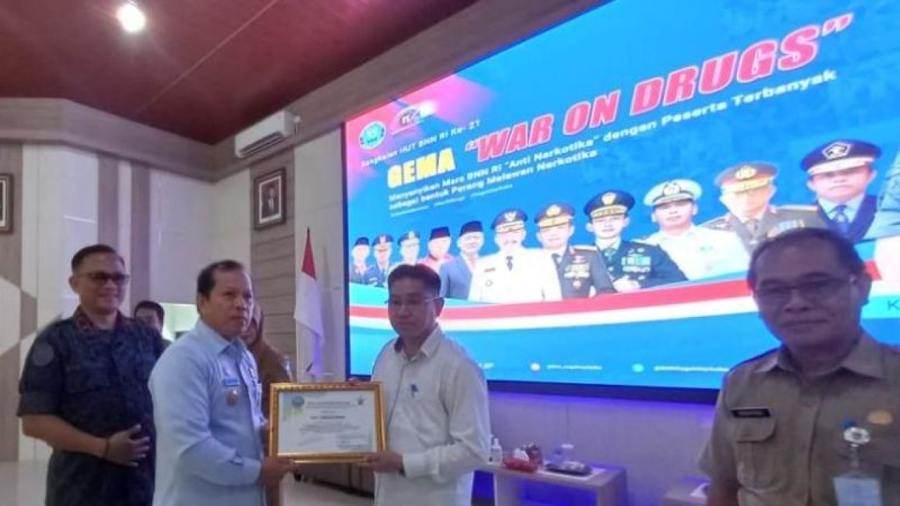 Kakanwil Kemenkumham Babel Harun Sulianto didampingi Kepala Badan Narkotika Nasional Provinsi Kepualauan Bangka Belitung Brigjen Pol M Zainul Mustaqin memberikan penghargaan kepada kepala sekolah se-Babel di Pangkalpinang, Selasa (7/3/2023). ANTARA/Aprionis