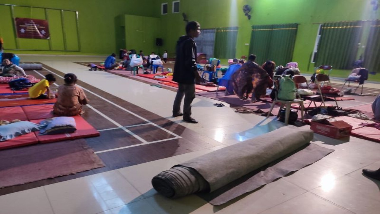 Warga Desa Jati Wetan, Kecamatan Jati, Kabupaten Kudus, Jawa Tengah, mulai mengungsi akibat banjir. (ANTARA/HO-BPBD Kudus)