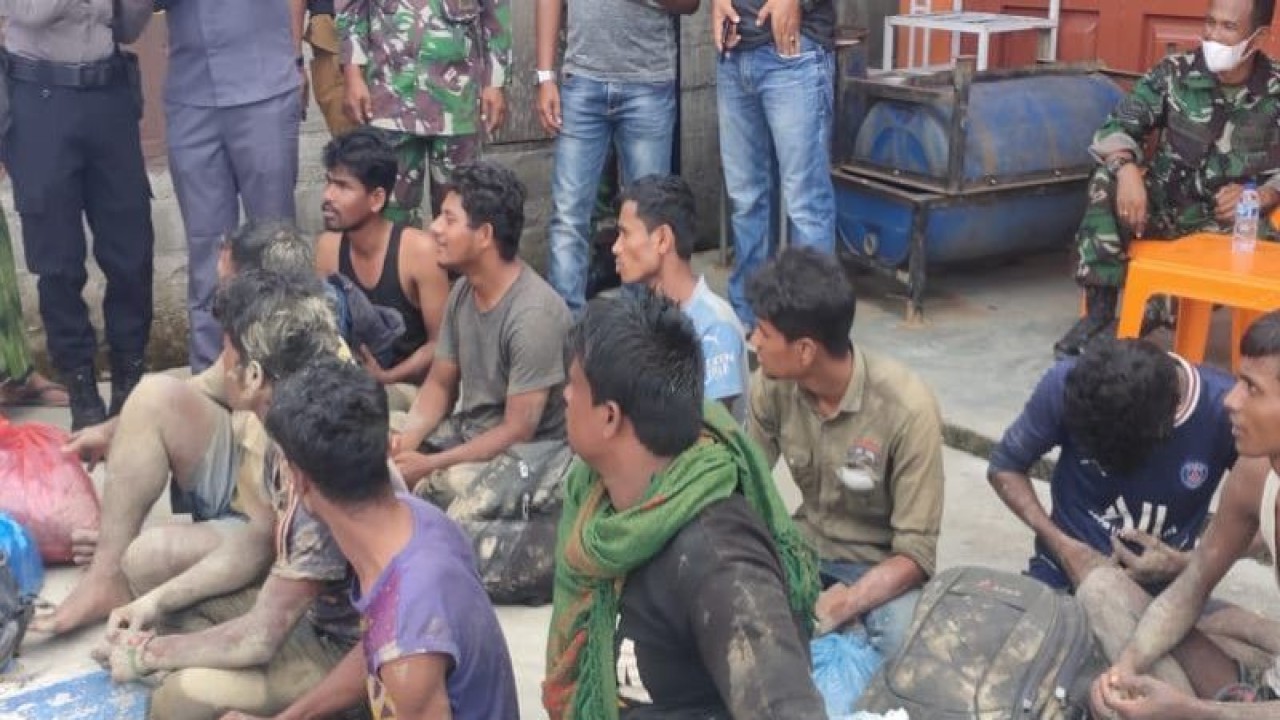Warga etnis rohinga yang terdampar di Desa Padang Kawa, Kecamatan Tangan-Tangan, Kabupaten Aceh Barat Daya, Senin (13/3/2023). (ANTARA/Suprian)