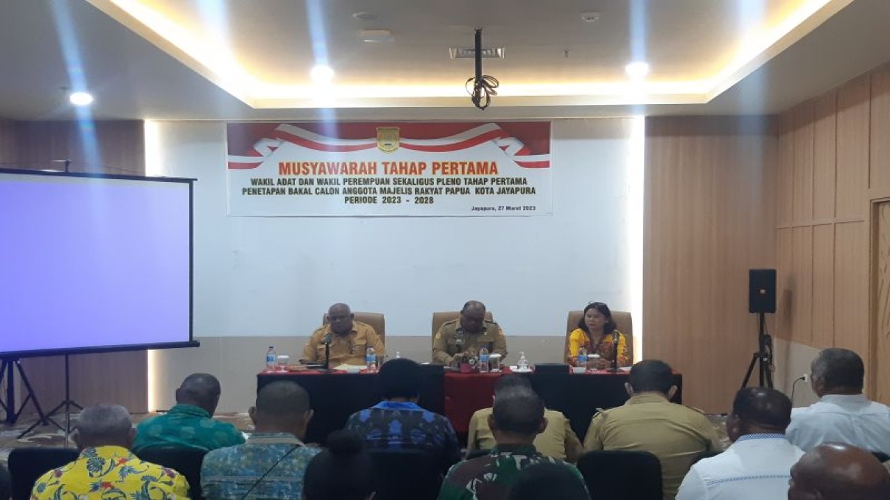 Suasana musyawarah sekaligus pleno tahap pertama penetapan calon bakal calon anggota majelis rakyat papua Kota Jayapura periode 2023-2028 di Jayapura, Senin (27/3) (ANTARA/Ardiles Leloltery)