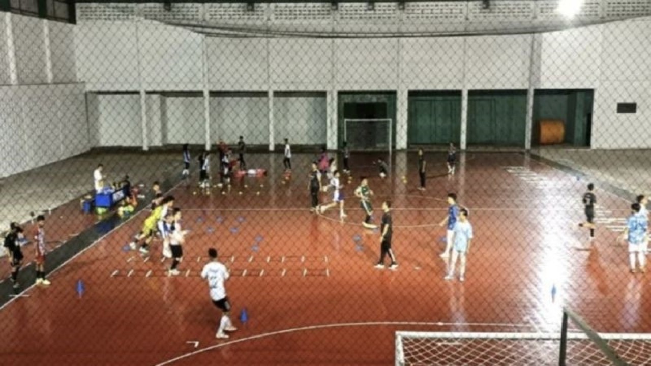 Suasana pemusatan latihan atlet futsal Kotim yang akan diseleksi menjadi tim inti yang akan berlaga pada Porprov XII Kalteng di Sampit pada Juni nanti, (28/2). (ANTARA/Norjani)
