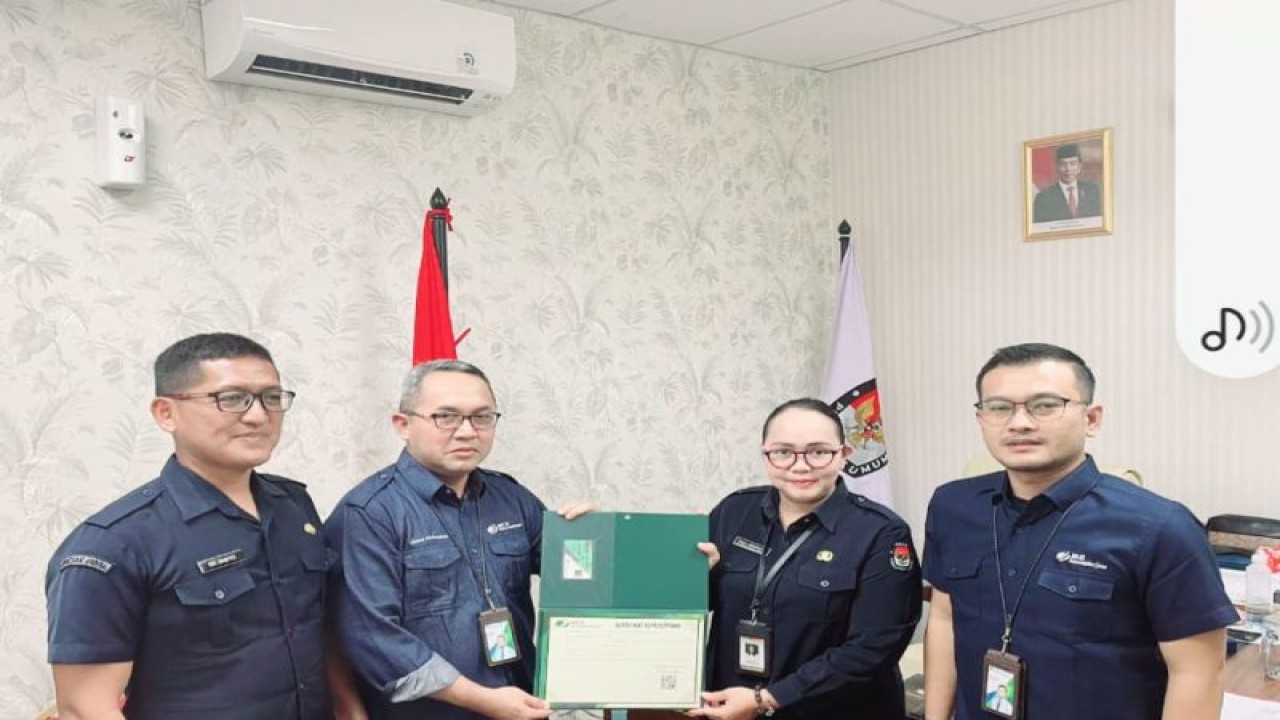 Kepala Kantor BPJAMSOSTEK Jakarta Salemba Didin Haryono (kedua kiri) secara simbolis menyerahkan kartu peserta program jaminan sosial ketenagakerjaan kepada Kepala Biro SDM KPU RI Yuli Hertaty (kedua kanan) di Jakarta, Selasa (28/2/2023). (ANTARA/HO BPJAMSOSTEK)