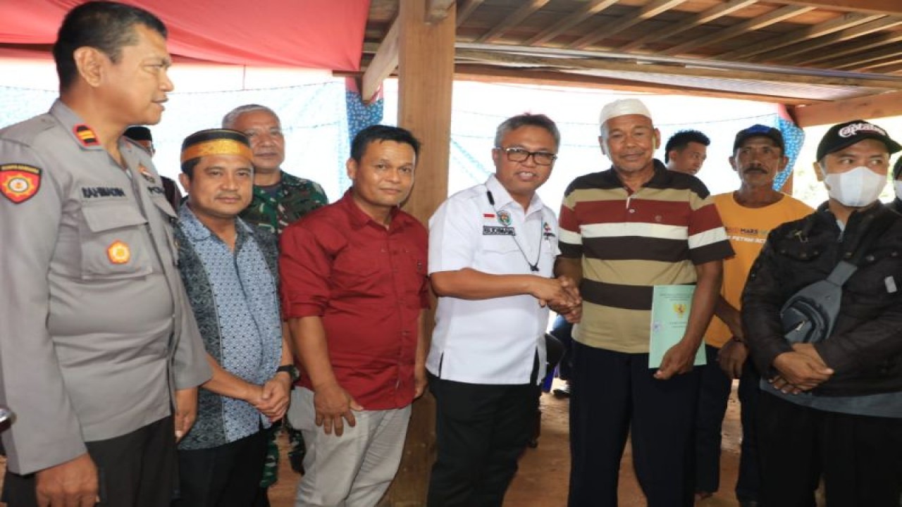 Bupati Lutim H Budiman (empat kiri) bersama warga penerima sertifikat tanah Program PTSL di Desa Cendana, Lutim.ANTARA/HO-Pemkab Lutim.